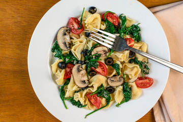 tortellini salad  with spinach tomatoes  and mushrooms,