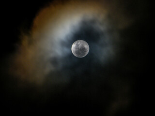 Naklejka na ściany i meble luna llena entre nubes 
