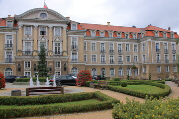 Dom Zdrojowy w Szczawnie-Zdroju (Polska, województwo dolnośląskie), dawniej Grand Hotel, wzniesiony w latach 1908 - 1911.