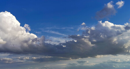 Fototapeta na wymiar Grandi nuvole bianche nel cielo azzurro