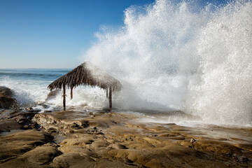 USA, California, La Jolla, High surf at high tide inundates Windansea Surf Shack