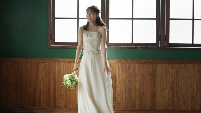 スローモーション　ウェディングドレスを着た花嫁（新婦・女性・結婚式）