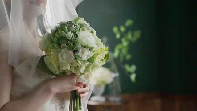 スローモーション　ウェディングドレスを着た花嫁（新婦・女性・結婚式）