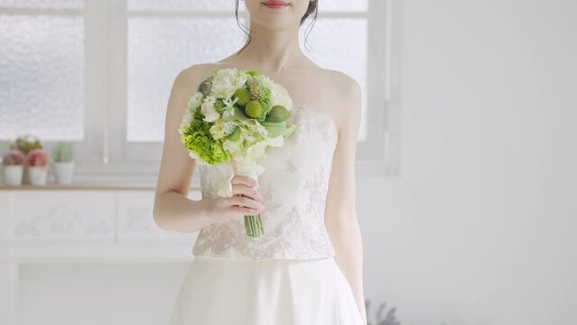 スローモーション　ウェディングドレスを着た花嫁（新婦・女性・結婚式）