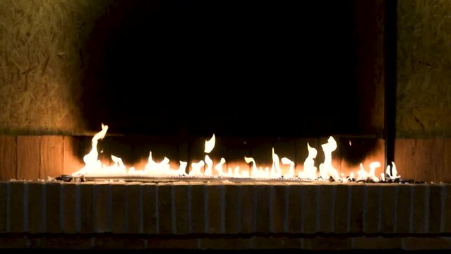 Llama de fuego aislada sobre fondo negro. Una l&iacute;nea de llamas reales se encienden sobre un fondo negro Fuego real. Perfecto para la capa con diferentes modos de fusi&oacute;n.