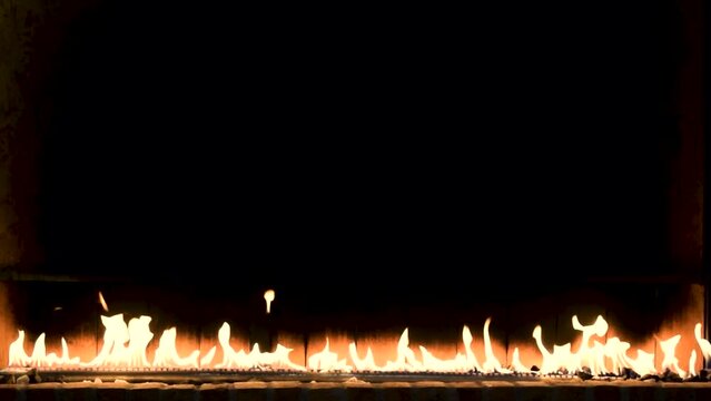 Llama de fuego aislada sobre fondo negro. Una l&iacute;nea de llamas reales se encienden sobre un fondo negro Fuego real. Perfecto para la capa con diferentes modos de fusi&oacute;n.