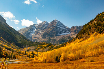 Maroon Bells-Snowmass Wilderness in autumn in Aspen, Colorado. - obrazy, fototapety, plakaty