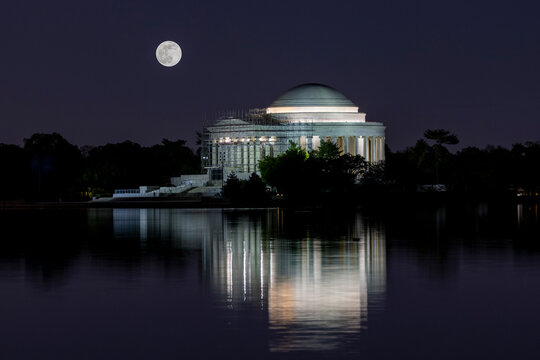 Usa, District of Columbia. Moon rising over the Jefferson Memorial