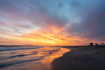 Obraz premium Glowing Vibrant Sunset on in Seal Beach California 