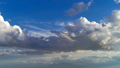 Fototapeta na wymiar Grandi nuvole bianche sopra la montagna 