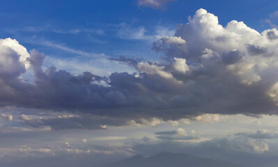 Grandi nuvole bianche sopra la montagna 