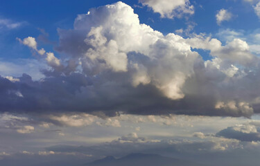 Fototapeta na wymiar Grandi nuvole bianche sopra la montagna 