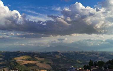 Grandi nuvole bianche sopra la montagna le valli e le colline