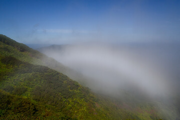 霧のかかった秋田駒ケ岳の登山道からの景色