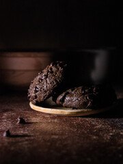 Fototapeta premium galletas estilo dark con chispas de chocolate , darkfood