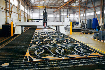 Portal plasma cutting machine operates with metal sheet