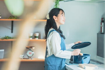 キッチンに立つ女性 　kitchen © 健二 中村