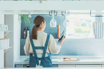 キッチンに立つ女性　kitchen