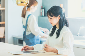 Fototapeta premium カフェで笑顔の女性 Smile