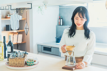 コーヒーを淹れる女性　Coffee © 健二 中村