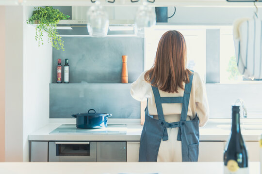キッチンに立つ女性　kitchen