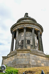 Denkmal Burns Monument in Edinburgh, Schottland / Steinerner Rundbau zu Ehren des berühmten...