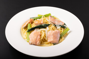 サーモンクリームパスタ