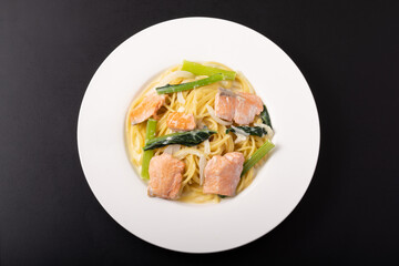 サーモンクリームパスタ