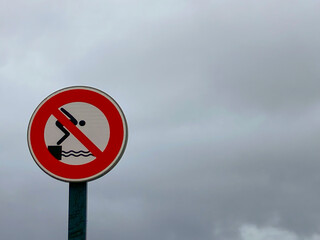 Se&ntilde;al de prohibido saltar al agua