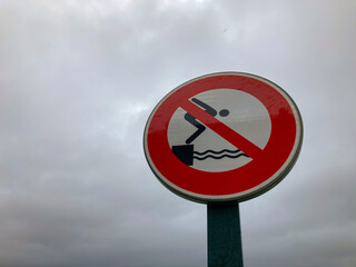 Señal de prohibido saltar al agua