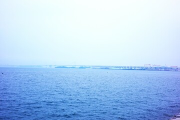 青い海とどこまでも続く橋