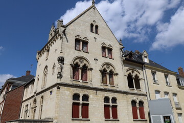 Fototapeta na wymiar Bâtiment typique, vue de l'extérieur, ville de Amiens, département de la Somme, France