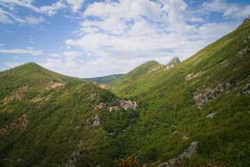 Montagne viste dal sentiero per l'arco di Fondarca nelle Marche