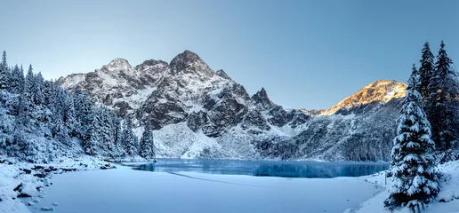 Foto op Plexiglas Tatra Winterlandschap van zonsopgang in Tatra-gebergte. Sneeuw bedekte sparren op bergen en bevroren meer. Prachtig uitzicht op het meer en de bergen.