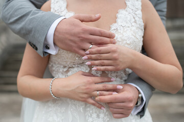 Hände vom Brautpaar mit Eheringen am Hochzeitstag als close-up