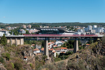 Vista panorâmica sobre parte da cidade de Vila Real, com a grandes prédios, uma ponte sobre pilastras de granito e mais algumas casa abaixo da ponte