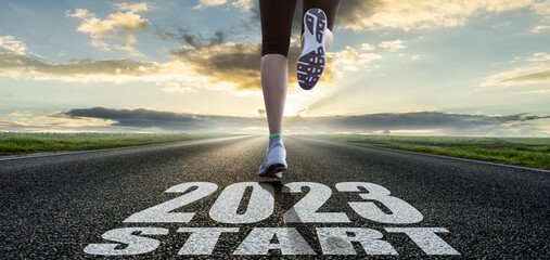 Sportliches Mädchen läuft auf das neue Jahr 2023 zu .  Ambitionen - Herausforderungen -Plänen -...