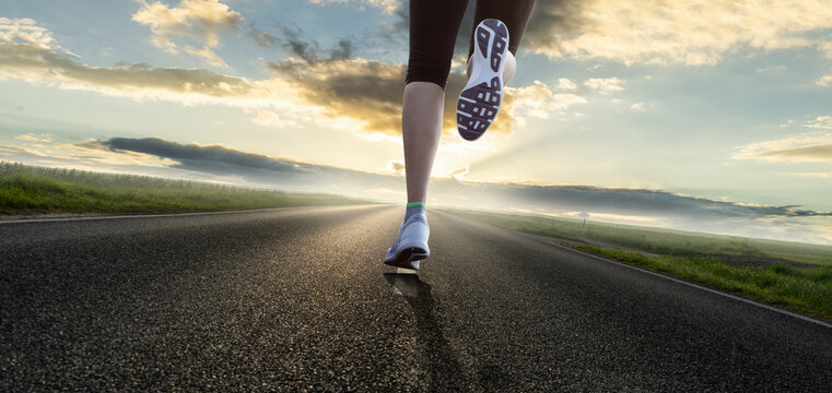 Frau beim Laufen und Joggin auf einer Stra&szlig;e