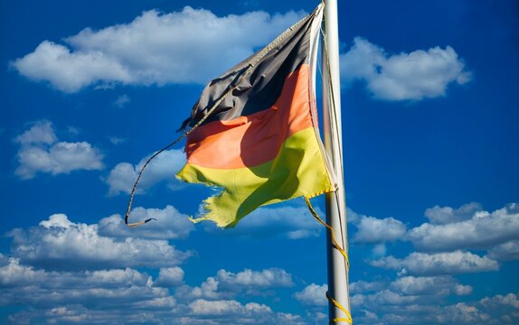 Deutschland Flagge Fahne zerrissen vom Sturm