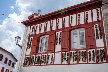 Obraz premium Espelette village au Pays Basque avec ses piments rouges et ses maisons traditionnelles