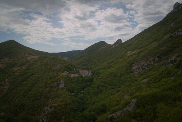 Vista lungo il sentiero da Pieia all'arco di Fondarca nelle Marche