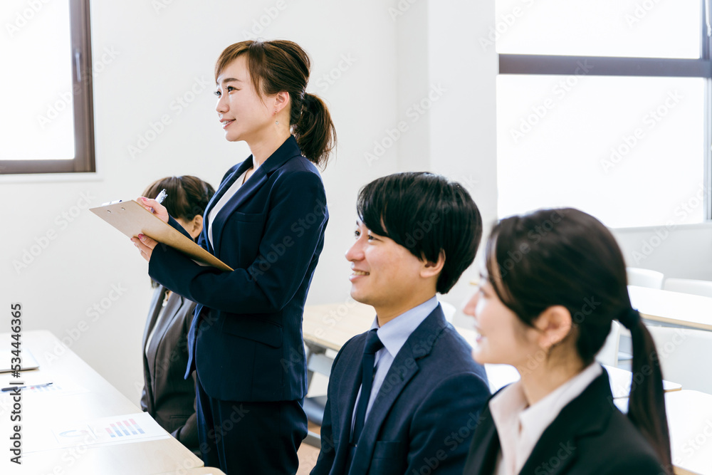 Poster 取材・マスコミ・記者会見をする男女のビジネスパーソン
