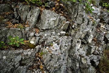 Rocce lungo il sentiero di montagna nelle Marche