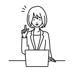 デスクで座ってPCを開いて何かひらめいたスーツの女性