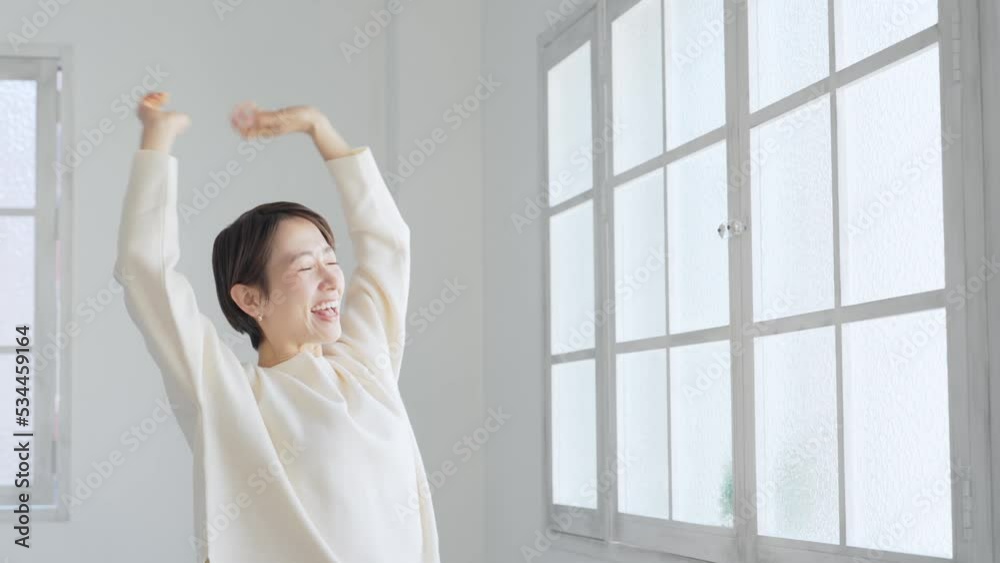 Aufkleber リラックスする女性　ボディケア　健康