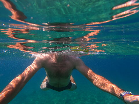 ragazzo nuotatore met&agrave; corpo in acqua