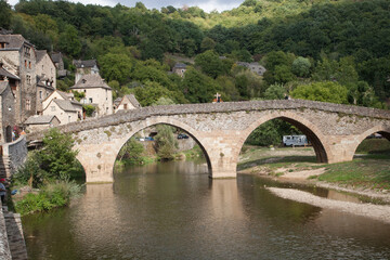 Obraz premium Pont sur la rivière Aveyron au village de Belcastel