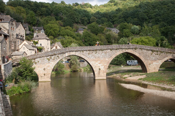 Fototapeta na wymiar Pont sur la rivière Aveyron au village de Belcastel