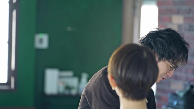 接客するエプロンをつけた男性