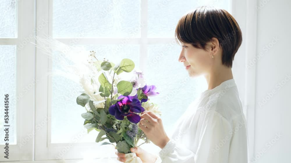 Poster 花束を持つ女性　美容イメージ　フラワーアレンジメント　フラワーコーディネーター